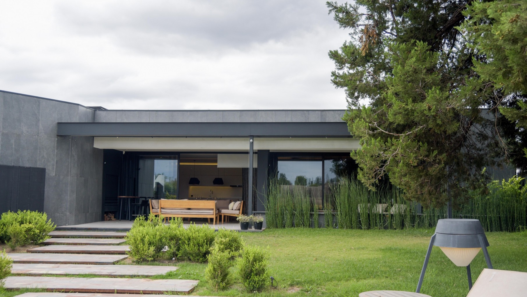 Una colección de modernos departamentos y parques